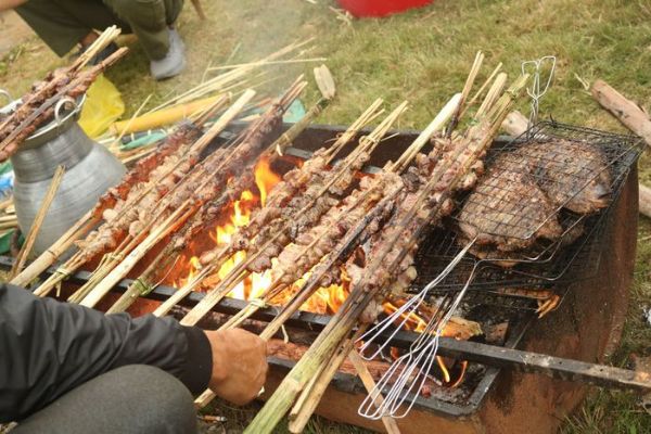 Nướng thịt trâu gác bếp trên than hoa.