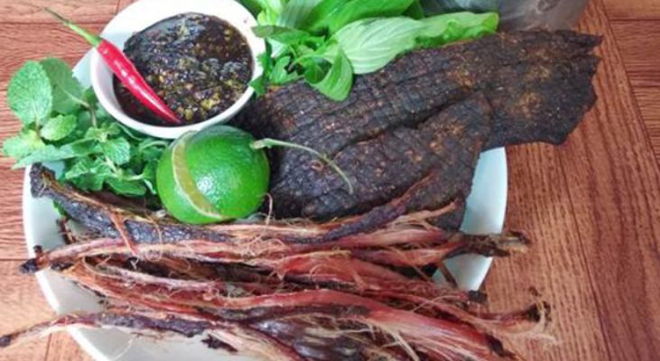 Hướng dẫn cách ăn thịt trâu gác bếp an toàn.