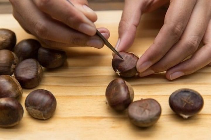 Để hạt dẻ trên mặt phẳng và tách hạt.