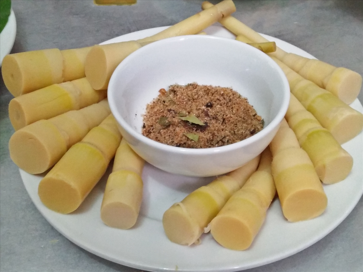 Món măng rừng luộc