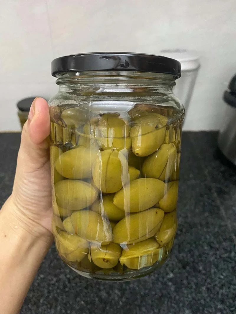 Đặc sản trám xanh ngâm muối